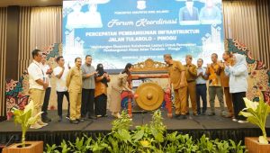 Anggota DPRD Provinsi Gorontalo dari Dapil Bone Bolango, Yeyen S. Sidiki saat memukul gong. [foto:dok/humas]