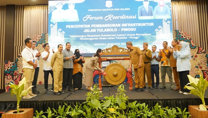 Anggota DPRD Provinsi Gorontalo dari Dapil Bone Bolango, Yeyen S. Sidiki saat memukul gong. [foto:dok/humas]