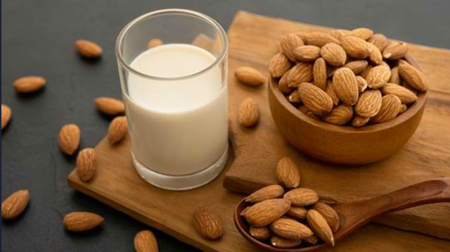 Ilustrasi. Jika sedang mencari alternatif sumber kalsium selain susu, almond salah satu bisa dikonsumsi guna membantu memenuhi kebutuhan kalsium tubuh. [foto:dok/alodokter]