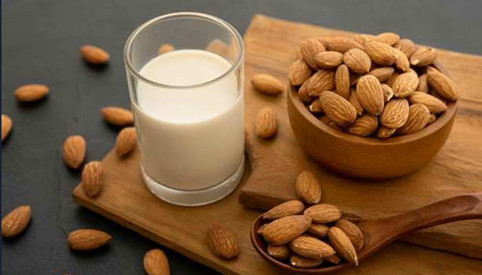 Ilustrasi. Jika sedang mencari alternatif sumber kalsium selain susu, almond salah satu bisa dikonsumsi guna membantu memenuhi kebutuhan kalsium tubuh. [foto:dok/alodokter]