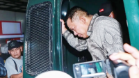 Mantan Jaksa Agung Muda Tindak Pidana Khusus, Febrie Adriansyah saat keluar dari mobil tahanan. [foto:dok/validnews]