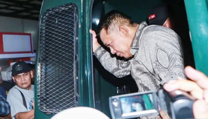 Mantan Jaksa Agung Muda Tindak Pidana Khusus, Febrie Adriansyah saat keluar dari mobil tahanan. [foto:dok/validnews]
