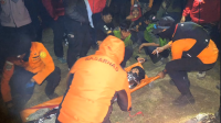 Proses evakuasi 8 pendaki Gunung Bawakaraeng oleh Tim SAR gabungan. [foto;dok/basarnas makasssar]