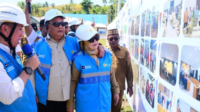 Anggota DPR RI, Rusli Habibie bersama Wakil Gubernur Gorontalo, Idah Syahidah saat meninjau proyek pemasangan listrik di Pulau Dudepo. [foto:dok/timrh]