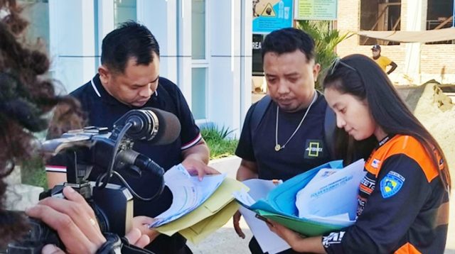 Para penyedia jasa transportasi PENAS usai melapor di Kejari Gorontalo. [foto:dok/ist]