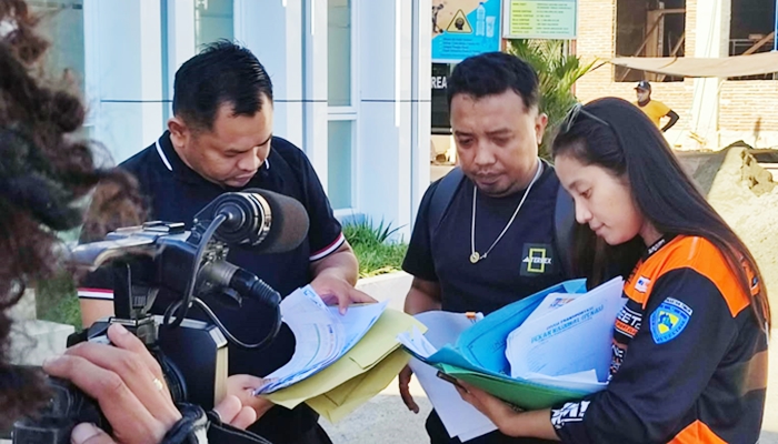 Para penyedia jasa transportasi PENAS usai melapor di Kejari Gorontalo. [foto:dok/ist]