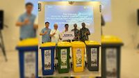 Penyerahan bantuan tempat sampah terpilah menjadi bentuk sinergi PLN Nusantara Power Unit Pembangkitan Gorontalo bersama DLHK dalam mendorong kebiasaan memilah sampah dan menciptakan ruang publik yang lebih bersih dan nyaman. [foto:dok/pln]