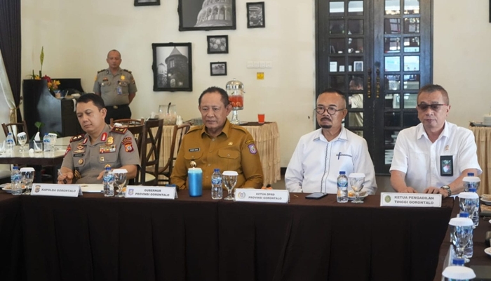 Ketua DPRD Provinsi Gorontalo, Thomas Mopili, bersama Forkopimda saat mengikuti rapat membahas bencana kekeringan di Gorontalo. [foto:dok/humas]