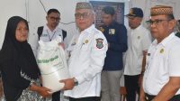 Bupati Gorontalo, Sofyan Puhi saat menyalurkan bantuan Beras CPP dan bibit jagung hibrida kepada masyarakat di Desa Huntu, Kecamatan Batudaa, Rabu 9 September 2026. [foto:dok/kominfo]