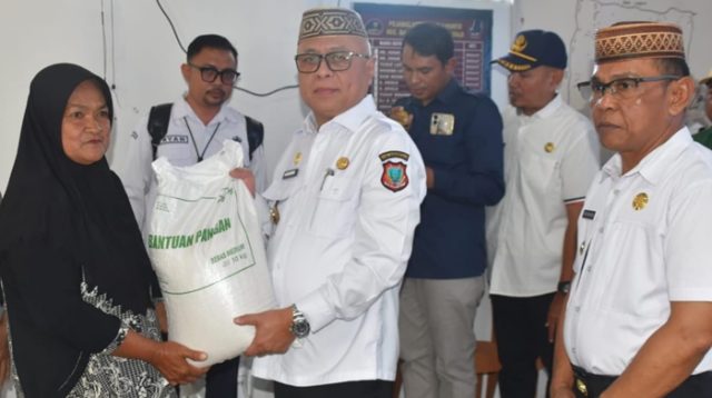 Bupati Gorontalo, Sofyan Puhi saat menyalurkan bantuan Beras CPP dan bibit jagung hibrida kepada masyarakat di Desa Huntu, Kecamatan Batudaa, Rabu 9 September 2026. [foto:dok/kominfo]