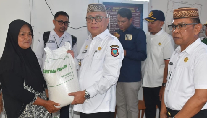 Bupati Gorontalo, Sofyan Puhi saat menyalurkan bantuan Beras CPP dan bibit jagung hibrida kepada masyarakat di Desa Huntu, Kecamatan Batudaa, Rabu 9 September 2026. [foto:dok/kominfo]