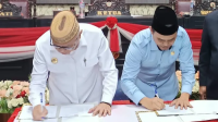 Bupati Gorontalo, Sofyan Puhi bersama Ketua DPRD, Zulfikar Usira saat menandatangani KUA-PPAS 2027. [foto;dok/kominfo]