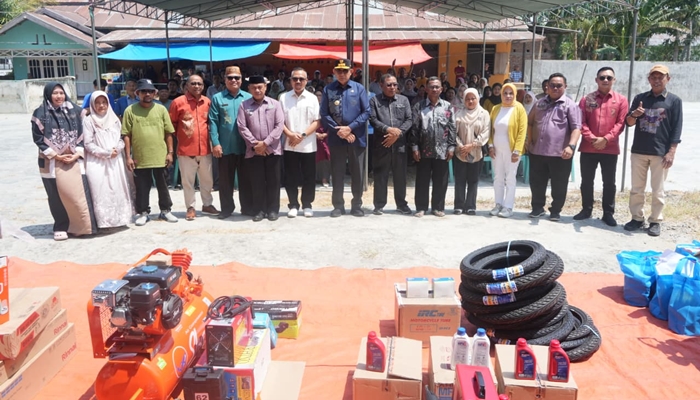 Ketua DPRD Provinsi Gorontalo, Idrus MT. Mopili, bersama jajaran gubernur pada penyerahan bantuan. [foto:dok/humas]