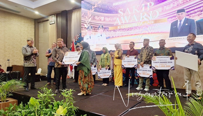 Wakil Bupati Bone Bolango, Risman Tolingguhu saat menyerahkan hadiah kepada peraih nilai tertinggi SAKIP Award 2026, Kepala Dinas Kesehatan, Meyrin Kadir. [foto:dok/nusantara1]