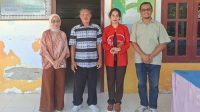 Wakil Ketua Komisi I, Sitti Nuaryin Sompie bersama anggota Komisi I Yeyen Sidiki, saat kunjungan di Kelurahan Tumbihe.