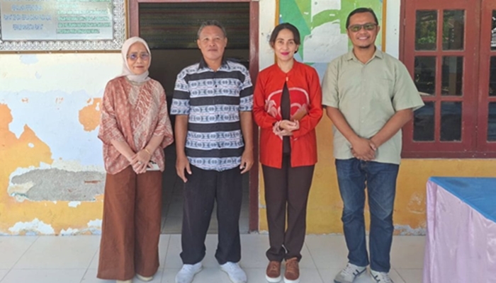 005 Monitoring Wakil Ketua Komisi I, Sitti Nuaryin Sompie bersama anggota Komisi I Yeyen Sidiki, saat kunjungan di Kelurahan Tumbihe.