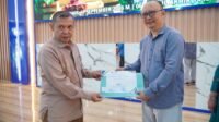 Reynold Gobel mewakili PLN Nusantara Power Unit Pembangkitan Gorontalo menerima penghargaan dari Rektor UMGO sebagai bentuk apresiasi atas sinergi yang terjalin. [foto:dok/pln]