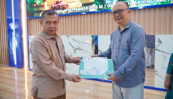 Reynold Gobel mewakili PLN Nusantara Power Unit Pembangkitan Gorontalo menerima penghargaan dari Rektor UMGO sebagai bentuk apresiasi atas sinergi yang terjalin. [foto:dok/pln]