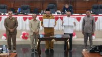 Penandatanganan persetujuan Ranperda Perubahan atas Peraturan Daerah Nomor 1 Tahun 2024 tentang Pajak Daerah dan Retribusi Daerah, menjadi Perda oleh Ketua DPRD dan Gubernur Gorontalo. [foto:dok/humas]