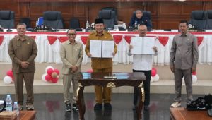 Penandatanganan persetujuan Ranperda Perubahan atas Peraturan Daerah Nomor 1 Tahun 2024 tentang Pajak Daerah dan Retribusi Daerah, menjadi Perda oleh Ketua DPRD dan Gubernur Gorontalo. [foto:dok/humas]