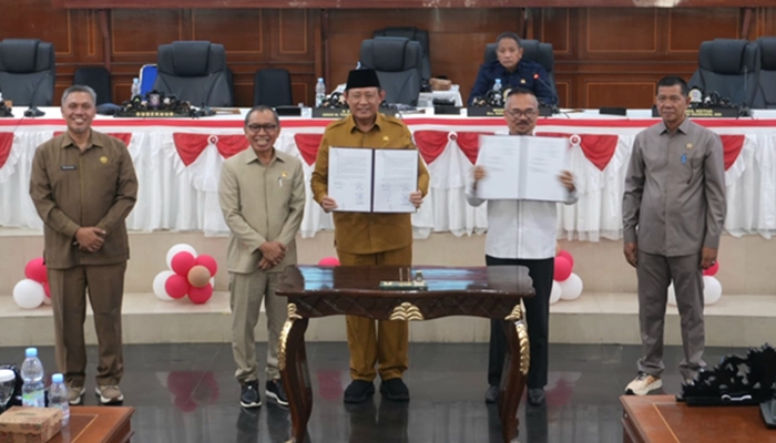 Penandatanganan persetujuan Ranperda Perubahan atas Peraturan Daerah Nomor 1 Tahun 2024 tentang Pajak Daerah dan Retribusi Daerah, menjadi Perda oleh Ketua DPRD dan Gubernur Gorontalo. [foto:dok/humas]
