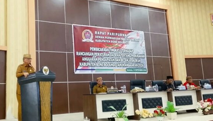 Bupati Bone Bolango, Ismet Mile saat memberi sambutan pada rapat paripurna Ranperda tentang Perubahan APBD 2026 di Ruang Sidang Utama DPRD, Senin 14 September 2026. [foto:dok.indra/diskominfo]