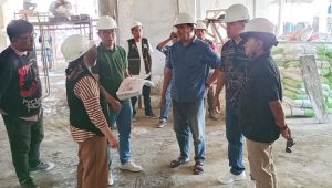 Pimpinan dan anggota Komisi III saat kunjungan ke RSUD dr. Hasri Ainun Habibie. [foto:dok/humas]