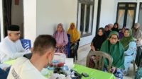 Pemerintah Kecamatan Batudaa bersama Puskesmas melakukan tracking ke warga masyarakat Batudaa. [foto:dok/kominfo]