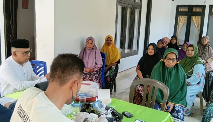 Pemerintah Kecamatan Batudaa bersama Puskesmas melakukan tracking ke warga masyarakat Batudaa. [foto:dok/kominfo]