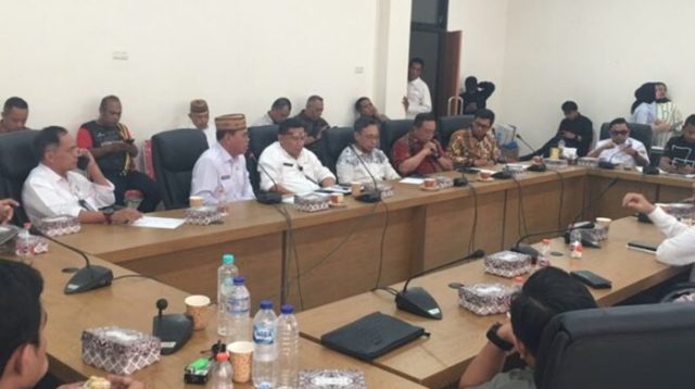 Sekda Bone Bolango, Iwan Mustapa saat menghadiri RDP bersama DPRD, Satgas Pemuda Peduli dan Pengawal Tambang dan PT Gorontalo Minerals, Rabu 16 September 2026. [foto:dok/kominfo]