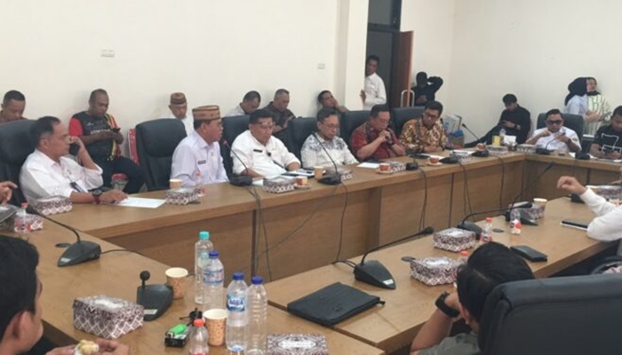 Sekda Bone Bolango, Iwan Mustapa saat menghadiri RDP bersama DPRD, Satgas Pemuda Peduli dan Pengawal Tambang dan PT Gorontalo Minerals, Rabu 16 September 2026. [foto:dok/kominfo]