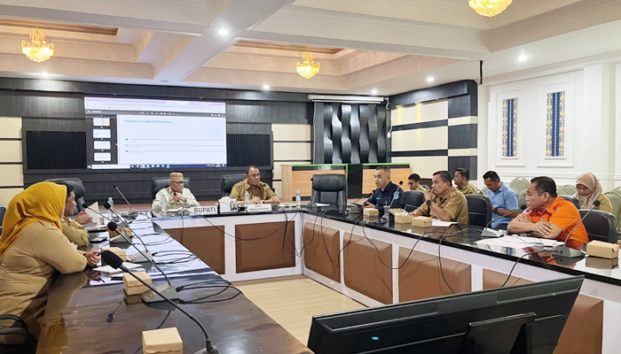 Bupati Gorontalo, Sofyan Puhi saat memimpin rapat evaluasi penanganan kekeringan serta kebakaran hutan dan lahan di Ruang Dulohupa,, Selasa 29 September 2026. [foto:dok/humas]