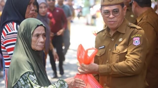 Sekda Bone Bolango, Iwan Mustapa di pasar murah di Lapangan Kantor Camat Bulango Selatan, Senin 28 September 2026. [foto:dok/prokopim]