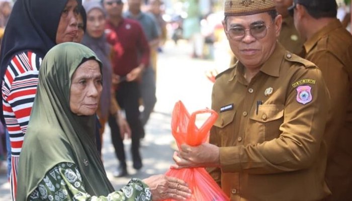 Sekda Bone Bolango, Iwan Mustapa di pasar murah di Lapangan Kantor Camat Bulango Selatan, Senin 28 September 2026. [foto:dok/prokopim]