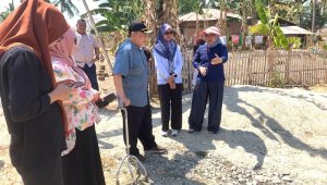 Komisi III DPRD Provinsi Gorontalo saat turun lapangan guna meninjau progres pembangunan program BSPS. [foto:dok/humas]