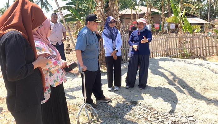 Komisi III DPRD Provinsi Gorontalo saat turun lapangan guna meninjau progres pembangunan program BSPS. [foto:dok/humas]