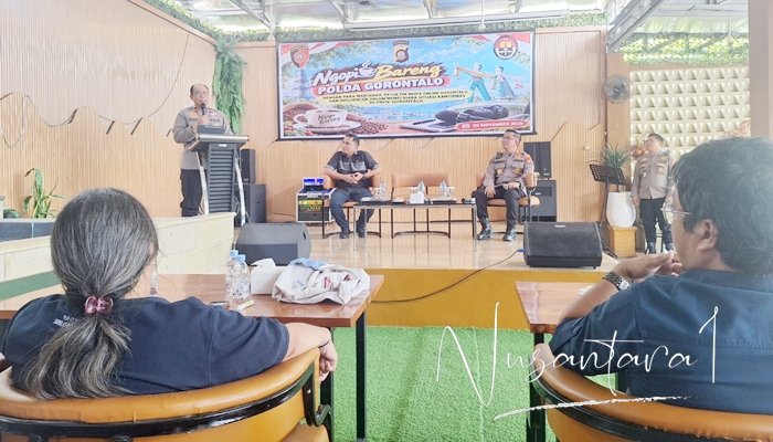 Diskusi ringan antara Wakapolda Gorontalo, Brigjen Pol. Dedy Suhartono dengan wartawan yang bertajuk ‘Ngopi Bareng’. [foto:dok/nusantara1]