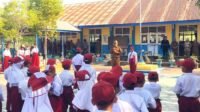 Sekda Bone Bolango, Iwan Mustapa saat menjadi pembina apel di SDN 5 Tilongkabila, Senin 28 September 2026. [foto:dok/humas]