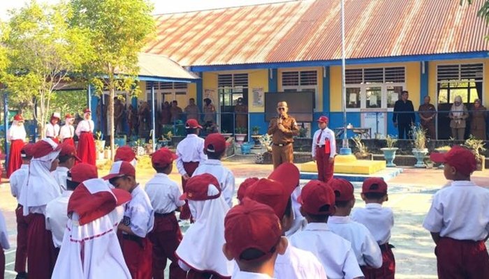 Sekda Bone Bolango, Iwan Mustapa saat menjadi pembina apel di SDN 5 Tilongkabila, Senin 28 September 2026. [foto:dok/humas]