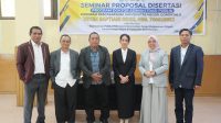 Anggota DPRD Provinsi Gorontalo, Yeyen S. Sidiki (keempat dari kiri) usai mengikuti seminar Proposal Disertasi di Universitas Negeri Gorontalo. [foto:dok]