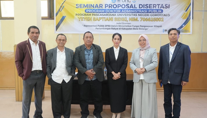 Anggota DPRD Provinsi Gorontalo, Yeyen S. Sidiki (keempat dari kiri) usai mengikuti seminar Proposal Disertasi di Universitas Negeri Gorontalo. [foto:dok]