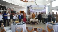 Pimpinan, anggota DPRD, bersama sekretariat saat perayaan dua tahun masa jabatan. [foto:dok/humas]