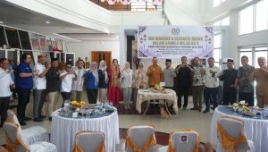 Pimpinan, anggota DPRD, bersama sekretariat saat perayaan dua tahun masa jabatan. [foto:dok/humas]