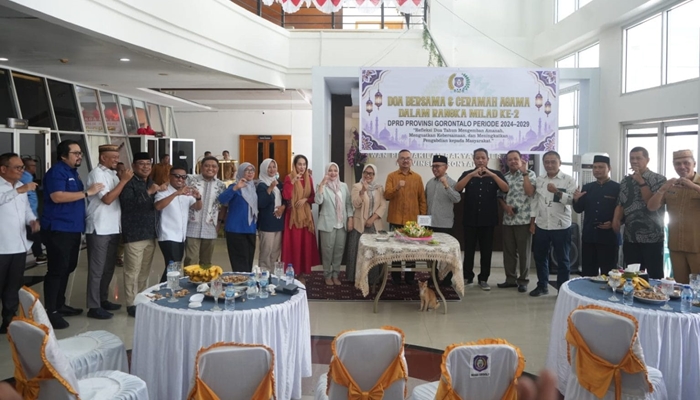 Pimpinan, anggota DPRD, bersama sekretariat saat perayaan dua tahun masa jabatan. [foto:dok/humas]