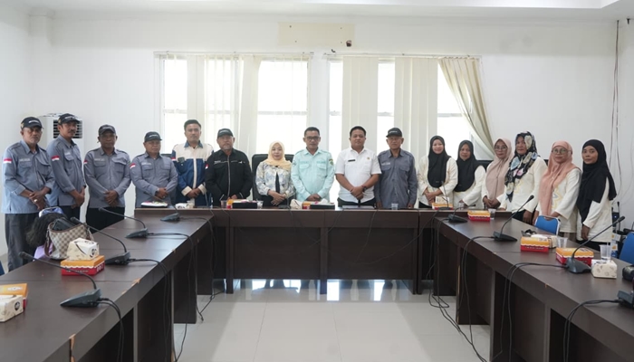 Sekretariat DPRD Provinsi Gorontalo, saat menerima kunjungan Pemdes Hungayonaa, Boalemo. [foto:dok/humas]