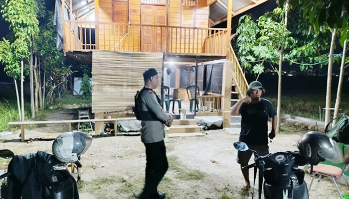 Ketua AMSI Gorontalo, Melki Gani saat memberi keterangan ke petugas dari Mapolsek Kota Utara terkait pencurian. [foto:dok/amsi]