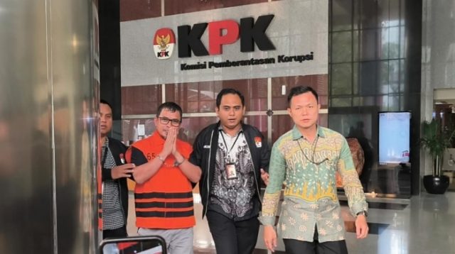 Bupati Bolmut, Sirajudin Lasena mengenakan rompi KPK usai ditetapkan sebagai tersangka. [foto:dok/RMOL/Jamaludin]