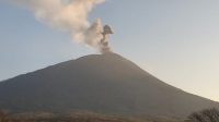 Gunung Ili Lewotolok di Nusa Tenggara Timur, hari ini erupsi bersama dua gunung lainnya. [foto:dok]