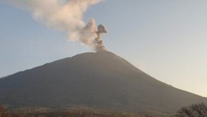 Gunung Ili Lewotolok di Nusa Tenggara Timur, hari ini erupsi bersama dua gunung lainnya. [foto:dok]
