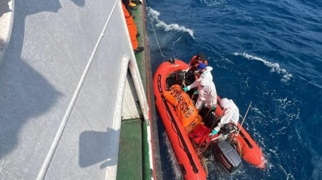 Operasi SAR KM Virgo Transport 8 di perairan Masalembo, Laut Jawa.[foto:dok/afo/handout/basarnas]